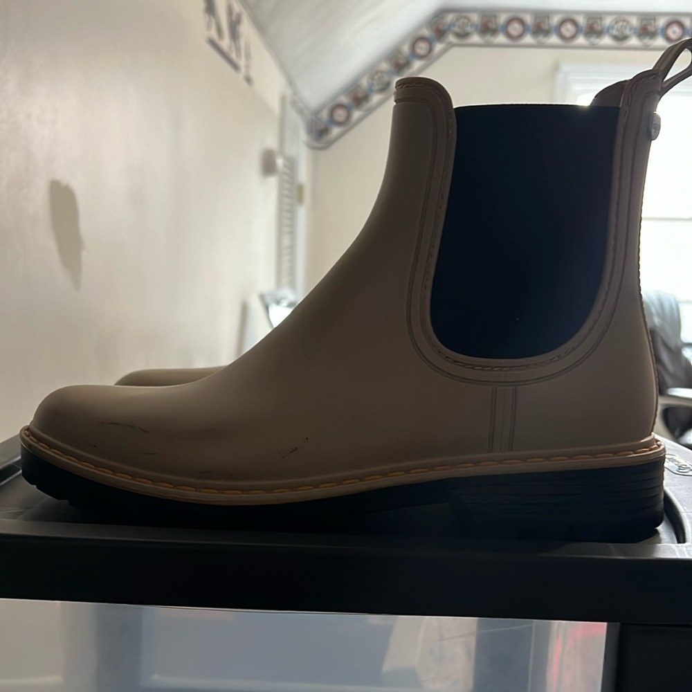 Ankle boot made in Spain 🇪🇸.  Great for the rain on a winter or spring day.